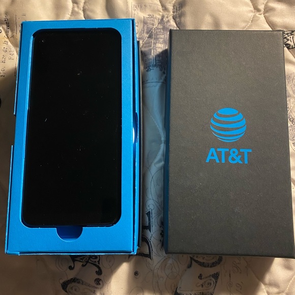 Cell phone  📱. - Picture 2 of 7